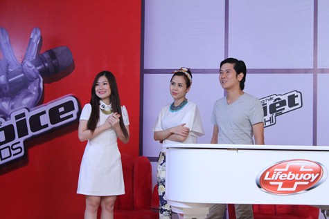Buổi ghi hình tập luyện cho các thí sinh The Voice Kids đội Hồ Hoài Anh được thực hiện ngày cuối tháng 5 vừa qua, cũng là lúc Hương Tràm vừa trở lại TP Hồ Chí Minh sau loạt chương trình tại Hà Nội.